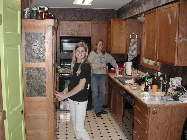 Wynne`s Kitchen-C- don`t look at the dirty cabinets
