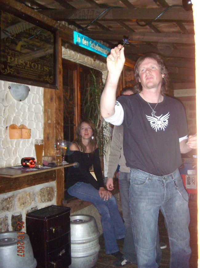 matze win the dart game