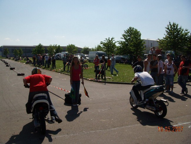 scooter drag race goooooooooo